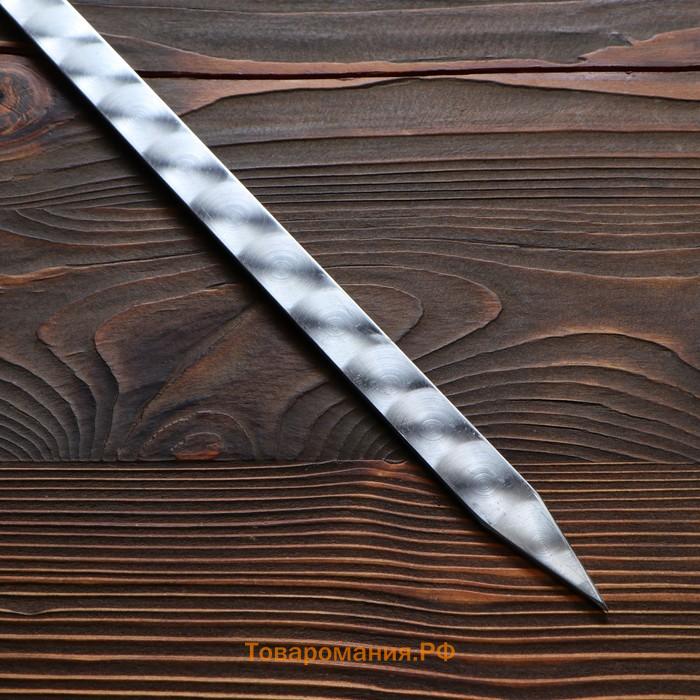 Шампур с деревянной ручкой, рабочая длина - 60 см, ширина - 20 мм, толщина - 3 мм с узором