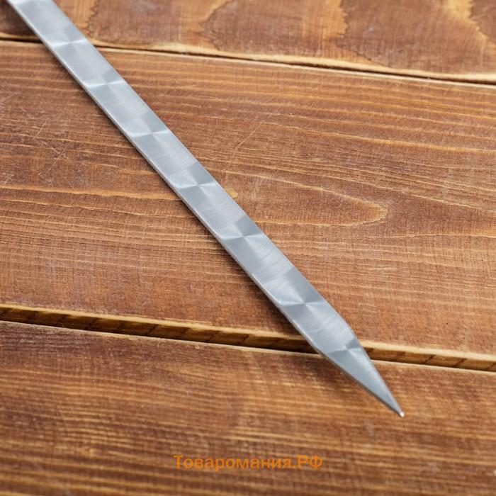Шампур с деревянной ручкой, рабочая длина - 50 см, ширина - 10 мм, толщина - 2 мм с узором