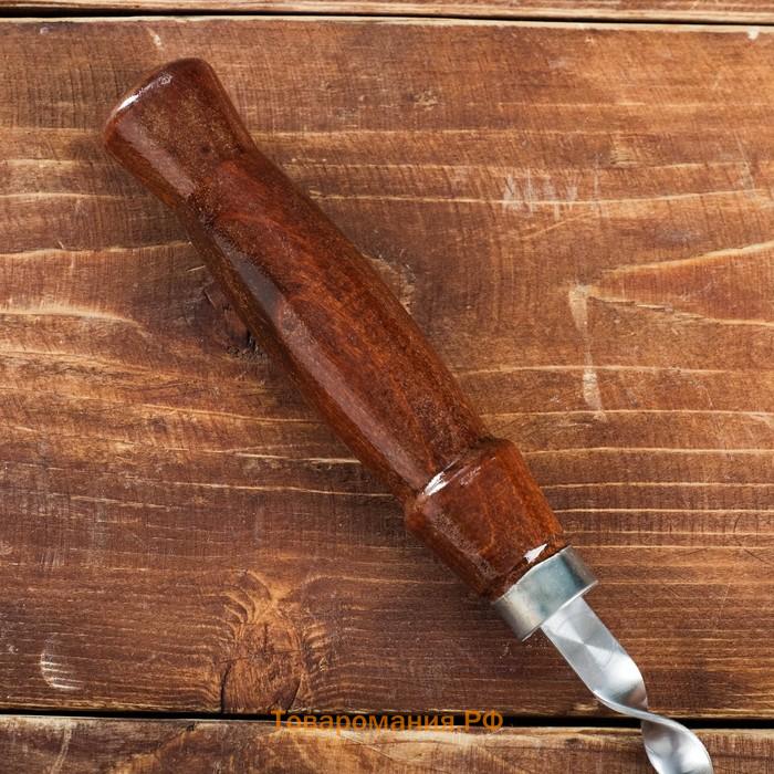 Шампур с деревянной ручкой, рабочая длина - 50 см, ширина - 10 мм, толщина - 2 мм с узором